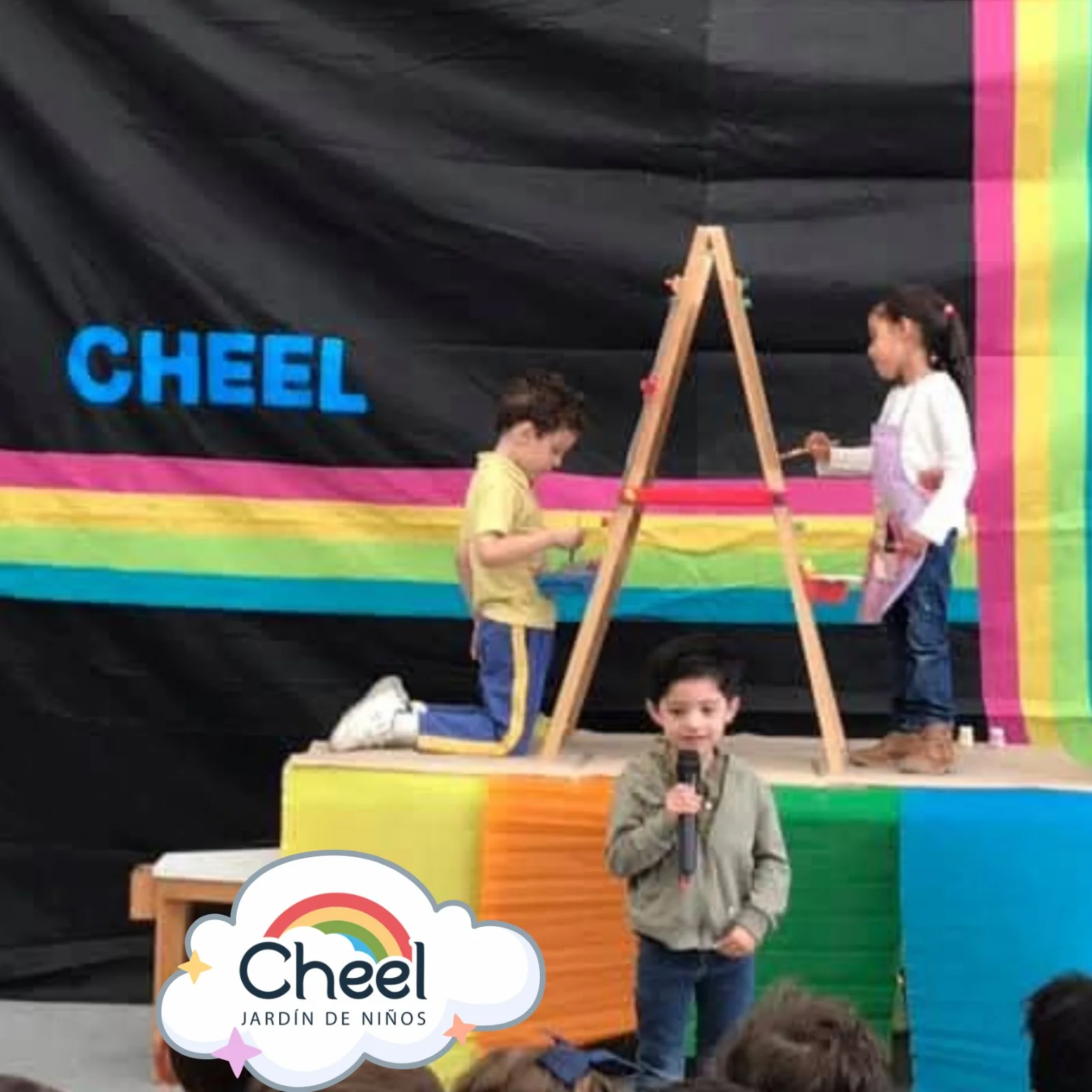 Niños felices aprendiendo juntos en el preescolar Kínder Cheel